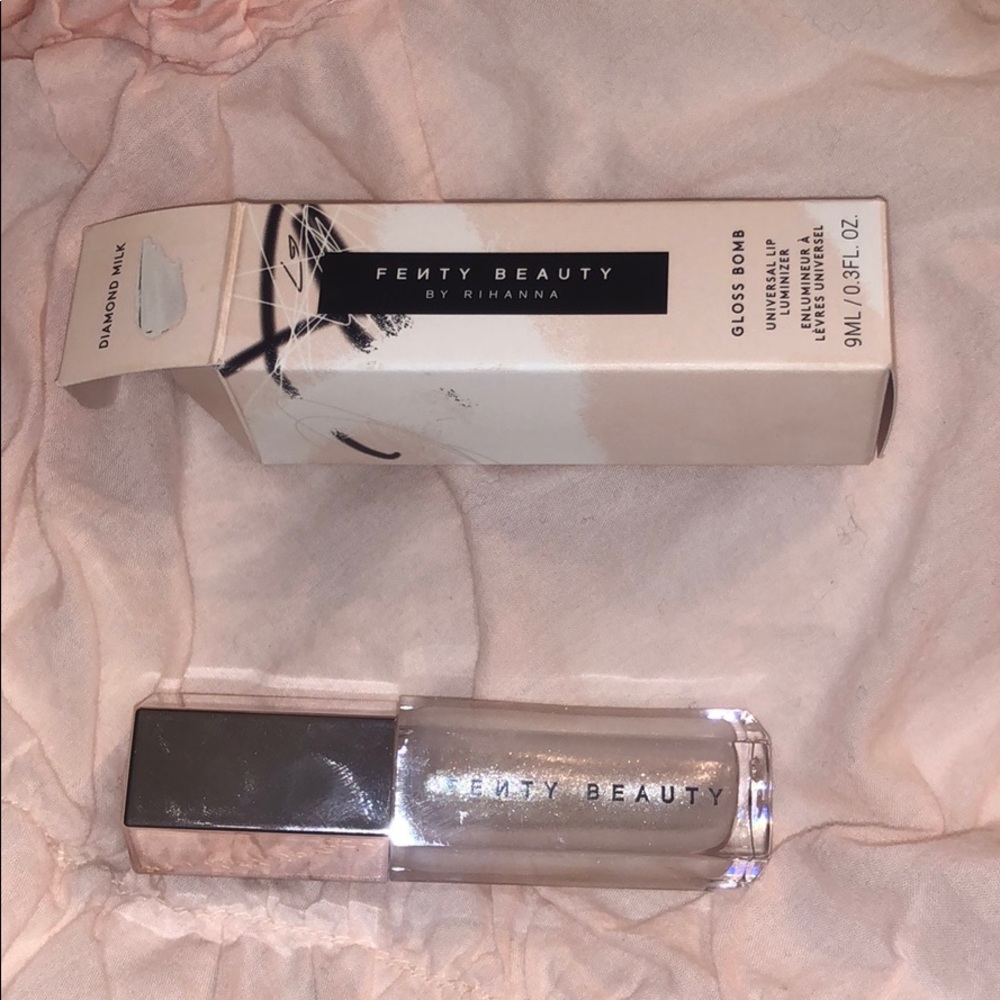 Fenty Beauty Gloss Bomb- diamond Milk
